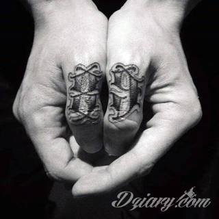 Niewielkie tatuaże na ręce. Formaty skromne i pozbawione akcentów kolorystycznych oraz rozbudowane kształty grafik, które zajmują duże fragmenty dłoni i wykorzystują palce jako np. fragmenty obrazu. 