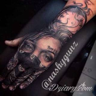 Niewielkie tatuaże na ręce. Formaty skromne i pozbawione akcentów kolorystycznych oraz rozbudowane kształty grafik, które zajmują duże fragmenty dłoni i wykorzystują palce jako np. fragmenty obrazu. 