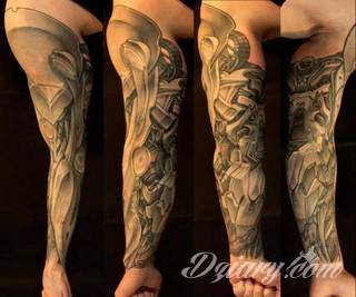 Niewielkie tatuaże na ręce. Formaty skromne i pozbawione akcentów kolorystycznych oraz rozbudowane kształty grafik, które zajmują duże fragmenty dłoni i wykorzystują palce jako np. fragmenty obrazu. 