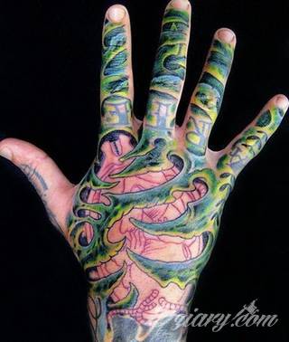 Niewielkie tatuaże na ręce. Formaty skromne i pozbawione akcentów kolorystycznych oraz rozbudowane kształty grafik, które zajmują duże fragmenty dłoni i wykorzystują palce jako np. fragmenty obrazu. 