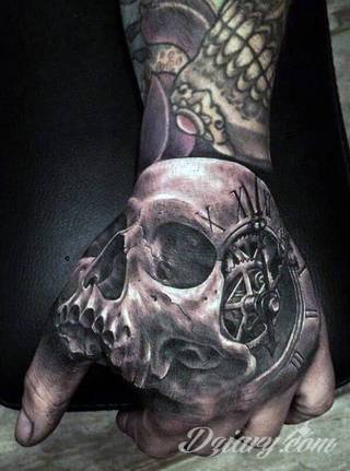 Niewielkie tatuaże na ręce. Formaty skromne i pozbawione akcentów kolorystycznych oraz rozbudowane kształty grafik, które zajmują duże fragmenty dłoni i wykorzystują palce jako np. fragmenty obrazu. 