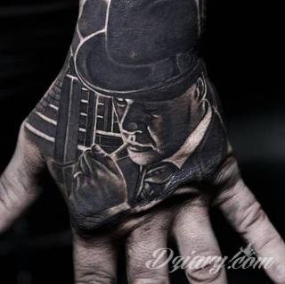 Niewielkie tatuaże na ręce. Formaty skromne i pozbawione akcentów kolorystycznych oraz rozbudowane kształty grafik, które zajmują duże fragmenty dłoni i wykorzystują palce jako np. fragmenty obrazu. 