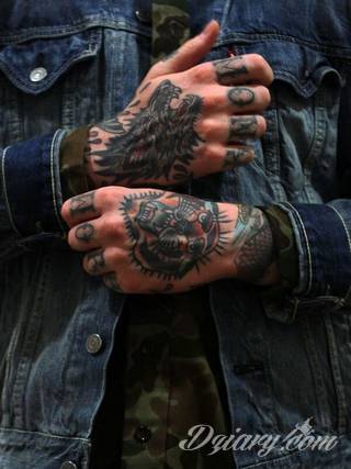 Niewielkie tatuaże na ręce. Formaty skromne i pozbawione akcentów kolorystycznych oraz rozbudowane kształty grafik, które zajmują duże fragmenty dłoni i wykorzystują palce jako np. fragmenty obrazu. 