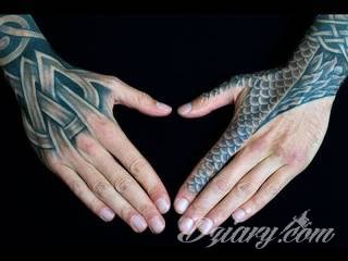 Niewielkie tatuaże na ręce. Formaty skromne i pozbawione akcentów kolorystycznych oraz rozbudowane kształty grafik, które zajmują duże fragmenty dłoni i wykorzystują palce jako np. fragmenty obrazu. 