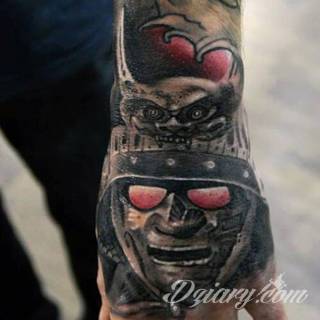 Niewielkie tatuaże na ręce. Formaty skromne i pozbawione akcentów kolorystycznych oraz rozbudowane kształty grafik, które zajmują duże fragmenty dłoni i wykorzystują palce jako np. fragmenty obrazu. 