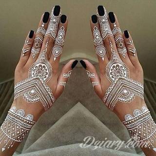 Niewielkie tatuaże na ręce. Formaty skromne i pozbawione akcentów kolorystycznych oraz rozbudowane kształty grafik, które zajmują duże fragmenty dłoni i wykorzystują palce jako np. fragmenty obrazu. 