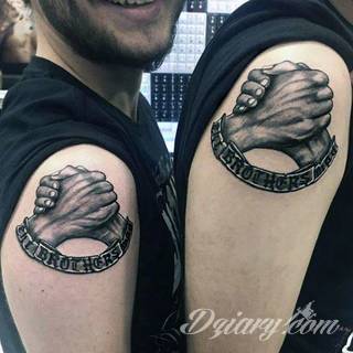 Niewielkie tatuaże na ręce. Formaty skromne i pozbawione akcentów kolorystycznych oraz rozbudowane kształty grafik, które zajmują duże fragmenty dłoni i wykorzystują palce jako np. fragmenty obrazu. 