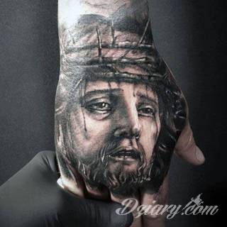 Niewielkie tatuaże na ręce. Formaty skromne i pozbawione akcentów kolorystycznych oraz rozbudowane kształty grafik, które zajmują duże fragmenty dłoni i wykorzystują palce jako np. fragmenty obrazu. 