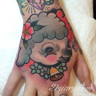 Niewielkie tatuaże na ręce. Formaty skromne i pozbawione akcentów kolorystycznych oraz rozbudowane kształty grafik, które zajmują duże fragmenty dłoni i wykorzystują palce jako np. fragmenty obrazu. 