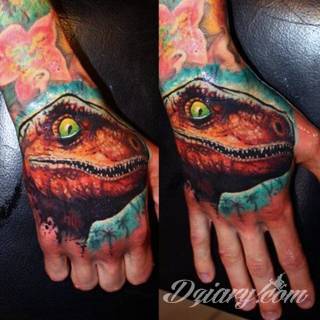 Niewielkie tatuaże na ręce. Formaty skromne i pozbawione akcentów kolorystycznych oraz rozbudowane kształty grafik, które zajmują duże fragmenty dłoni i wykorzystują palce jako np. fragmenty obrazu. 