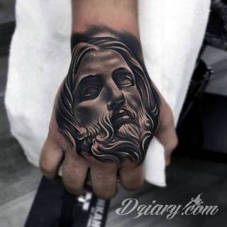 Niewielkie tatuaże na ręce. Formaty skromne i pozbawione akcentów kolorystycznych oraz rozbudowane kształty grafik, które zajmują duże fragmenty dłoni i wykorzystują palce jako np. fragmenty obrazu. 