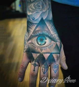 Niewielkie tatuaże na ręce. Formaty skromne i pozbawione akcentów kolorystycznych oraz rozbudowane kształty grafik, które zajmują duże fragmenty dłoni i wykorzystują palce jako np. fragmenty obrazu. 