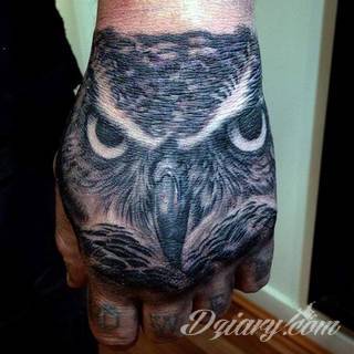 Niewielkie tatuaże na ręce. Formaty skromne i pozbawione akcentów kolorystycznych oraz rozbudowane kształty grafik, które zajmują duże fragmenty dłoni i wykorzystują palce jako np. fragmenty obrazu. 