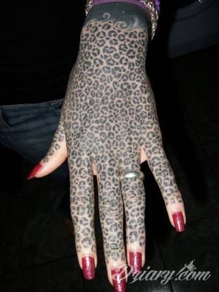 Niewielkie tatuaże na ręce. Formaty skromne i pozbawione akcentów kolorystycznych oraz rozbudowane kształty grafik, które zajmują duże fragmenty dłoni i wykorzystują palce jako np. fragmenty obrazu. 