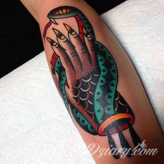 Niewielkie tatuaże na ręce. Formaty skromne i pozbawione akcentów kolorystycznych oraz rozbudowane kształty grafik, które zajmują duże fragmenty dłoni i wykorzystują palce jako np. fragmenty obrazu. 