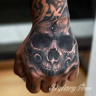 Niewielkie tatuaże na ręce. Formaty skromne i pozbawione akcentów kolorystycznych oraz rozbudowane kształty grafik, które zajmują duże fragmenty dłoni i wykorzystują palce jako np. fragmenty obrazu. 