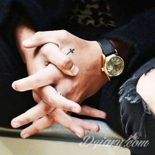 Niewielkie tatuaże na ręce. Formaty skromne i pozbawione akcentów kolorystycznych oraz rozbudowane kształty grafik, które zajmują duże fragmenty dłoni i wykorzystują palce jako np. fragmenty obrazu. 