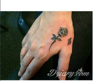 Niewielkie tatuaże na ręce. Formaty skromne i pozbawione akcentów kolorystycznych oraz rozbudowane kształty grafik, które zajmują duże fragmenty dłoni i wykorzystują palce jako np. fragmenty obrazu. 