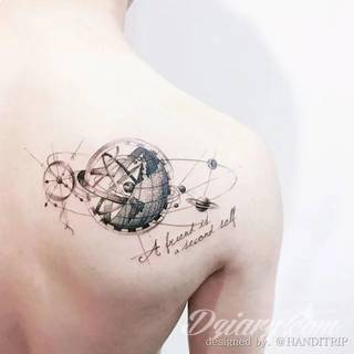 Niewielkie tatuaże na ręce. Formaty skromne i pozbawione akcentów kolorystycznych oraz rozbudowane kształty grafik, które zajmują duże fragmenty dłoni i wykorzystują palce jako np. fragmenty obrazu. 