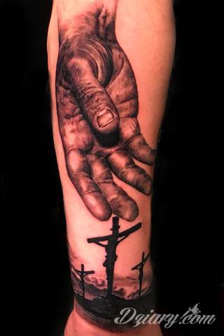 Niewielkie tatuaże na ręce. Formaty skromne i pozbawione akcentów kolorystycznych oraz rozbudowane kształty grafik, które zajmują duże fragmenty dłoni i wykorzystują palce jako np. fragmenty obrazu. 