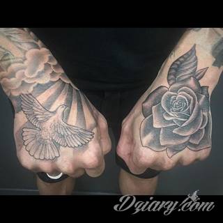 Niewielkie tatuaże na ręce. Formaty skromne i pozbawione akcentów kolorystycznych oraz rozbudowane kształty grafik, które zajmują duże fragmenty dłoni i wykorzystują palce jako np. fragmenty obrazu. 