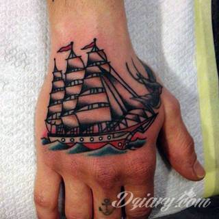 Niewielkie tatuaże na ręce. Formaty skromne i pozbawione akcentów kolorystycznych oraz rozbudowane kształty grafik, które zajmują duże fragmenty dłoni i wykorzystują palce jako np. fragmenty obrazu. 