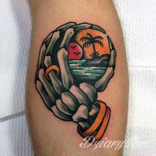 Niewielkie tatuaże na ręce. Formaty skromne i pozbawione akcentów kolorystycznych oraz rozbudowane kształty grafik, które zajmują duże fragmenty dłoni i wykorzystują palce jako np. fragmenty obrazu. 