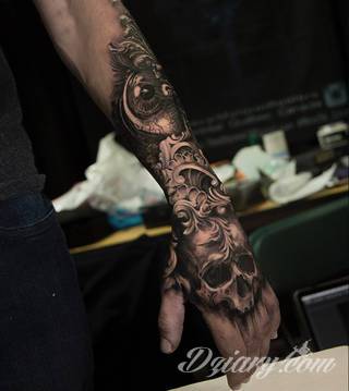 Niewielkie tatuaże na ręce. Formaty skromne i pozbawione akcentów kolorystycznych oraz rozbudowane kształty grafik, które zajmują duże fragmenty dłoni i wykorzystują palce jako np. fragmenty obrazu. 