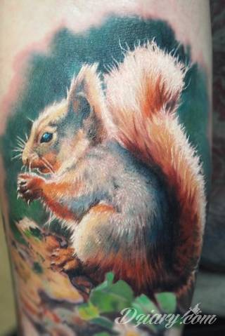 Niewielkie tatuaże na ręce. Formaty skromne i pozbawione akcentów kolorystycznych oraz rozbudowane kształty grafik, które zajmują duże fragmenty dłoni i wykorzystują palce jako np. fragmenty obrazu. 