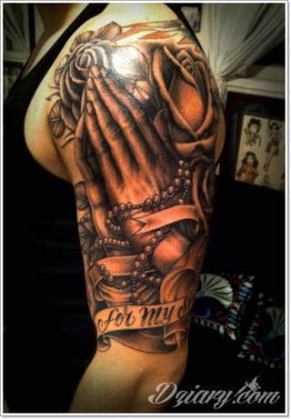 Niewielkie tatuaże na ręce. Formaty skromne i pozbawione akcentów kolorystycznych oraz rozbudowane kształty grafik, które zajmują duże fragmenty dłoni i wykorzystują palce jako np. fragmenty obrazu. 