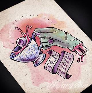 Niewielkie tatuaże na ręce. Formaty skromne i pozbawione akcentów kolorystycznych oraz rozbudowane kształty grafik, które zajmują duże fragmenty dłoni i wykorzystują palce jako np. fragmenty obrazu. 