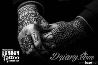 Niewielkie tatuaże na ręce. Formaty skromne i pozbawione akcentów kolorystycznych oraz rozbudowane kształty grafik, które zajmują duże fragmenty dłoni i wykorzystują palce jako np. fragmenty obrazu. 