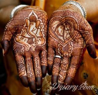 Niewielkie tatuaże na ręce. Formaty skromne i pozbawione akcentów kolorystycznych oraz rozbudowane kształty grafik, które zajmują duże fragmenty dłoni i wykorzystują palce jako np. fragmenty obrazu. 