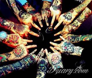 Niewielkie tatuaże na ręce. Formaty skromne i pozbawione akcentów kolorystycznych oraz rozbudowane kształty grafik, które zajmują duże fragmenty dłoni i wykorzystują palce jako np. fragmenty obrazu. 