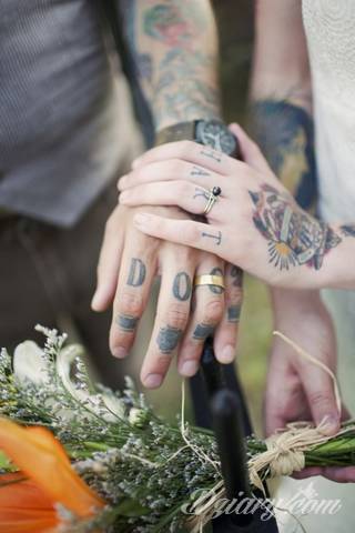 Niewielkie tatuaże na ręce. Formaty skromne i pozbawione akcentów kolorystycznych oraz rozbudowane kształty grafik, które zajmują duże fragmenty dłoni i wykorzystują palce jako np. fragmenty obrazu. 