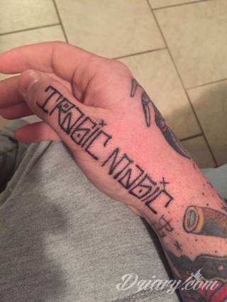 Niewielkie tatuaże na ręce. Formaty skromne i pozbawione akcentów kolorystycznych oraz rozbudowane kształty grafik, które zajmują duże fragmenty dłoni i wykorzystują palce jako np. fragmenty obrazu. 