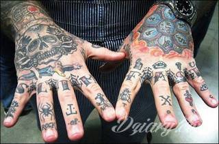 Niewielkie tatuaże na ręce. Formaty skromne i pozbawione akcentów kolorystycznych oraz rozbudowane kształty grafik, które zajmują duże fragmenty dłoni i wykorzystują palce jako np. fragmenty obrazu. 