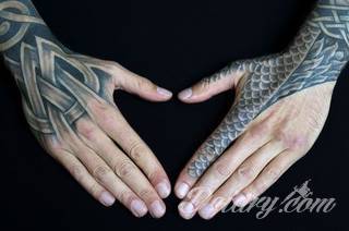 Niewielkie tatuaże na ręce. Formaty skromne i pozbawione akcentów kolorystycznych oraz rozbudowane kształty grafik, które zajmują duże fragmenty dłoni i wykorzystują palce jako np. fragmenty obrazu. 