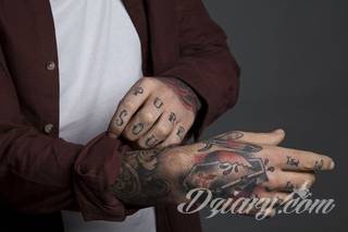 Niewielkie tatuaże na ręce. Formaty skromne i pozbawione akcentów kolorystycznych oraz rozbudowane kształty grafik, które zajmują duże fragmenty dłoni i wykorzystują palce jako np. fragmenty obrazu. 