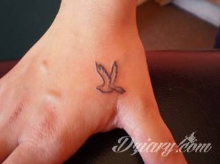 Niewielkie tatuaże na ręce. Formaty skromne i pozbawione akcentów kolorystycznych oraz rozbudowane kształty grafik, które zajmują duże fragmenty dłoni i wykorzystują palce jako np. fragmenty obrazu. 