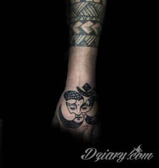 Niewielkie tatuaże na ręce. Formaty skromne i pozbawione akcentów kolorystycznych oraz rozbudowane kształty grafik, które zajmują duże fragmenty dłoni i wykorzystują palce jako np. fragmenty obrazu. 