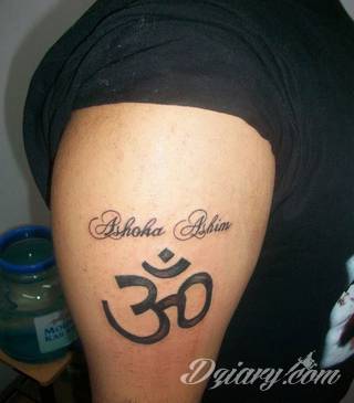 Niewielkie tatuaże na ręce. Formaty skromne i pozbawione akcentów kolorystycznych oraz rozbudowane kształty grafik, które zajmują duże fragmenty dłoni i wykorzystują palce jako np. fragmenty obrazu. 