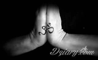 Niewielkie tatuaże na ręce. Formaty skromne i pozbawione akcentów kolorystycznych oraz rozbudowane kształty grafik, które zajmują duże fragmenty dłoni i wykorzystują palce jako np. fragmenty obrazu. 