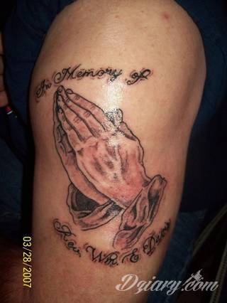 Niewielkie tatuaże na ręce. Formaty skromne i pozbawione akcentów kolorystycznych oraz rozbudowane kształty grafik, które zajmują duże fragmenty dłoni i wykorzystują palce jako np. fragmenty obrazu. 