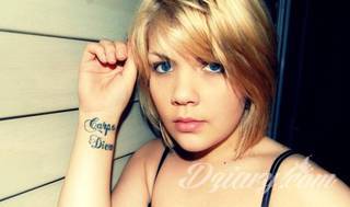 Niewielkie tatuaże na ręce. Formaty skromne i pozbawione akcentów kolorystycznych oraz rozbudowane kształty grafik, które zajmują duże fragmenty dłoni i wykorzystują palce jako np. fragmenty obrazu. 