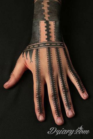 Niewielkie tatuaże na ręce. Formaty skromne i pozbawione akcentów kolorystycznych oraz rozbudowane kształty grafik, które zajmują duże fragmenty dłoni i wykorzystują palce jako np. fragmenty obrazu. 