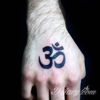 Niewielkie tatuaże na ręce. Formaty skromne i pozbawione akcentów kolorystycznych oraz rozbudowane kształty grafik, które zajmują duże fragmenty dłoni i wykorzystują palce jako np. fragmenty obrazu. 