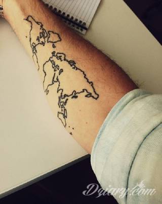 Niewielkie tatuaże na ręce. Formaty skromne i pozbawione akcentów kolorystycznych oraz rozbudowane kształty grafik, które zajmują duże fragmenty dłoni i wykorzystują palce jako np. fragmenty obrazu. 