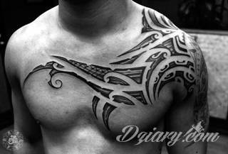 Tatuaż na klatce piersiowej od lat uchodzi za męski symbol, jednak ciekawie zaaranżowane grafiki mogą ozdobić również ciało kobiece. Tego rodzaju tatuaże na piersi z jednej strony są osobiste, ale z drugiej - mogą wyraźnie zwracać uwagę przy odpowiednim wyeksponowaniu.