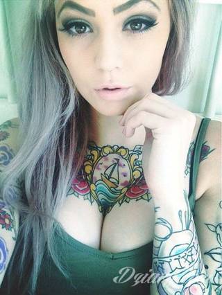 Tatuaż na klatce piersiowej od lat uchodzi za męski symbol, jednak ciekawie zaaranżowane grafiki mogą ozdobić również ciało kobiece. Tego rodzaju tatuaże na piersi z jednej strony są osobiste, ale z drugiej - mogą wyraźnie zwracać uwagę przy odpowiednim wyeksponowaniu.